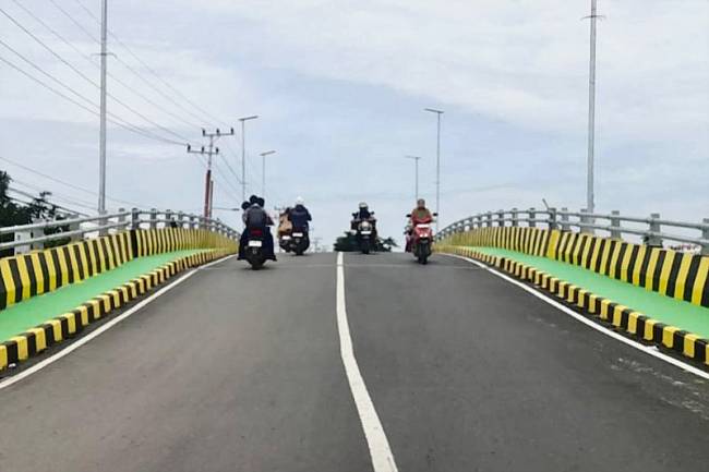 Sejumlah pengendara sepeda motor melintasi Jembatan Mantuil 9 yang dilaporkan kehilangan beberapa komponen besi pengikat (suai) di Banjarmasin Selatan, Provinsi Kalimantan Selatan, beberapa waktu lalu. (ANTARA/HO-Medcen Kalsel)