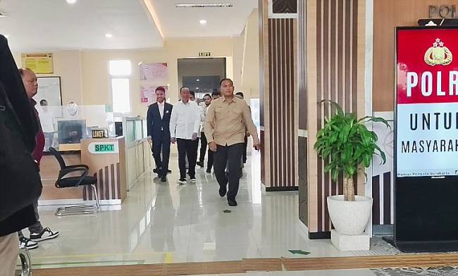 
Jokowi usai menjalani pemeriksaan di Mako 2 Polresta Surakarta di Solo, Jawa Tengah, Rabu (23/7/2025). (ANTARA/Aris Wasita)