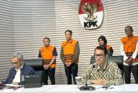 
Ketua Komisi Pemberantasan Korupsi Setyo Budiyanto (kiri depan) bersama Juru Bicara KPK Budi Prasetyo saat memperlihatkan tersangka dugaan pemerasan izin kerja tenaga kerja asing di lingkungan Kementerian Ketenagakerjaan (belakang, ki-ka) Wisnu Pramono, Haryanto, Devi Anggraeni, dan Suhartono di Gedung Merah Putih KPK, Jakarta, Kamis (17/7/2025). (ANTARA/Rio Feisal)