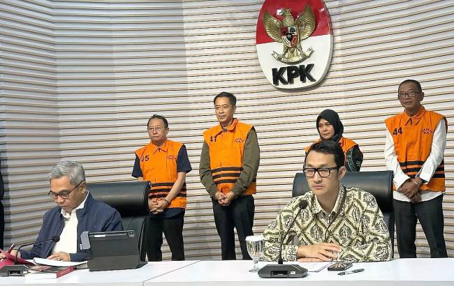 
Ketua Komisi Pemberantasan Korupsi Setyo Budiyanto (kiri depan) bersama Juru Bicara KPK Budi Prasetyo saat memperlihatkan tersangka dugaan pemerasan izin kerja tenaga kerja asing di lingkungan Kementerian Ketenagakerjaan (belakang, ki-ka) Wisnu Pramono, Haryanto, Devi Anggraeni, dan Suhartono di Gedung Merah Putih KPK, Jakarta, Kamis (17/7/2025). (ANTARA/Rio Feisal)