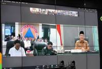 Gubernur Kalbar Ria Norsan memimpin rapat pencegahan karhutla bersama BNPB RI dan Menhut melalui daring. (ANTARA/Rendra Oxtora)
