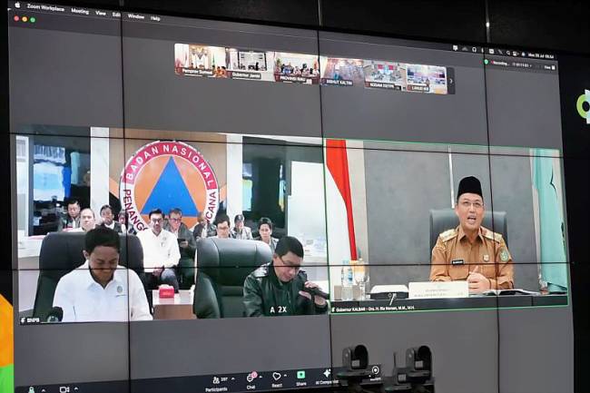 Gubernur Kalbar Ria Norsan memimpin rapat pencegahan karhutla bersama BNPB RI dan Menhut melalui daring. (ANTARA/Rendra Oxtora)