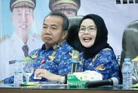 Sekretaris Daerah Provinsi Kalsel M Syarifuddin (kiri) didampingi Kepala Dinas Pendidikan dan Kebudayaan Provinsi Kalsel Galuh Tantri Narindra menerima kunjungan 29 pelajar kontingen asal Kalsel untuk mengikuti Lomba Kompetensi Siswa Sekolah Menengah Kejuruan (LKS SMK) di Banjarbaru, Kalimantan Selatan, Kamis (17/7/2025). (ANTARA/HO-MC Kalsel)