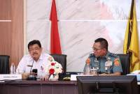 Pelaksana Tugas Asisten Pemerintahan dan Kesra Setda Provinsi Kalsel Muhamad Muslim (kiri) dan Ketua Tim Puldata dari Mabes TNI Mayor Jenderal TNI Supriyono saat Rapat Koordinasi Puldata Kajian Khusus tentang Kontribusi TNI untuk Mewujudkan Swasembada Pangan di Banjarbaru, Rabu (16/7/2025). (ANTARA/HO-Medcen Kalsel)