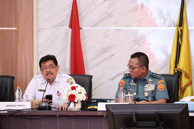 Pelaksana Tugas Asisten Pemerintahan dan Kesra Setda Provinsi Kalsel Muhamad Muslim (kiri) dan Ketua Tim Puldata dari Mabes TNI Mayor Jenderal TNI Supriyono saat Rapat Koordinasi Puldata Kajian Khusus tentang Kontribusi TNI untuk Mewujudkan Swasembada Pangan di Banjarbaru, Rabu (16/7/2025). (ANTARA/HO-Medcen Kalsel)
