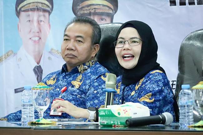 Sekretaris Daerah Provinsi Kalsel M Syarifuddin (kiri) didampingi Kepala Dinas Pendidikan dan Kebudayaan Provinsi Kalsel Galuh Tantri Narindra menerima kunjungan 29 pelajar kontingen asal Kalsel untuk mengikuti Lomba Kompetensi Siswa Sekolah Menengah Kejuruan (LKS SMK) di Banjarbaru, Kalimantan Selatan, Kamis (17/7/2025). (ANTARA/HO-MC Kalsel)