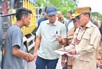 Gubernur Kalteng H Agustiar Sabran saat melakukan inspeksi mendadak ruas jalan Palangka Raya-Gunung Mas, Selasa (27/5/2025). Gubernur menemukan truk yang overload, padahal sejumlah PBS telah sepakat untuk membatasi tonase kendaraan. (Foto: Kaltengpos/HO-Humas Kalteng)