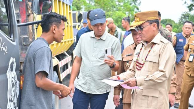 Gubernur Kalteng H Agustiar Sabran saat melakukan inspeksi mendadak ruas jalan Palangka Raya-Gunung Mas, Selasa (27/5/2025). Gubernur menemukan truk yang overload, padahal sejumlah PBS telah sepakat untuk membatasi tonase kendaraan. (Foto: Kaltengpos/HO-Humas Kalteng)