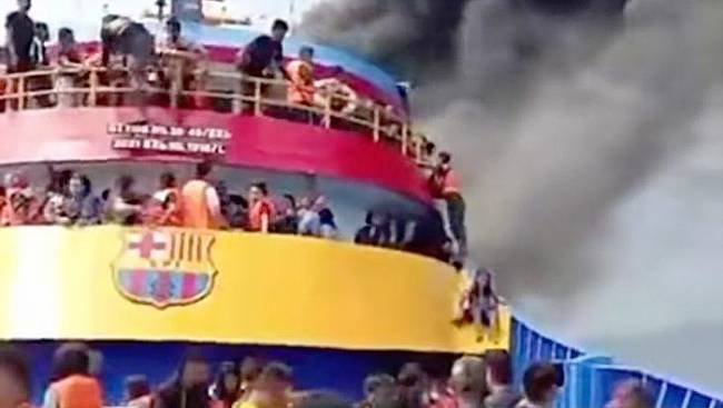 Kapal Barcelona saat terbakar di perairan Talise, Likupang, Minut, Minggu (20/7/2025). (ANTARA/HO-Pelindo)