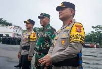 Kapolda Kaltim Irjen Pol Endar Priantoro (kanan) bersama Pangdam VI/Mulawarman Mayjen TNI Rudy Rachmat Nugraha (tengah) (ANTARAFOTO/Aditya Nugroho)