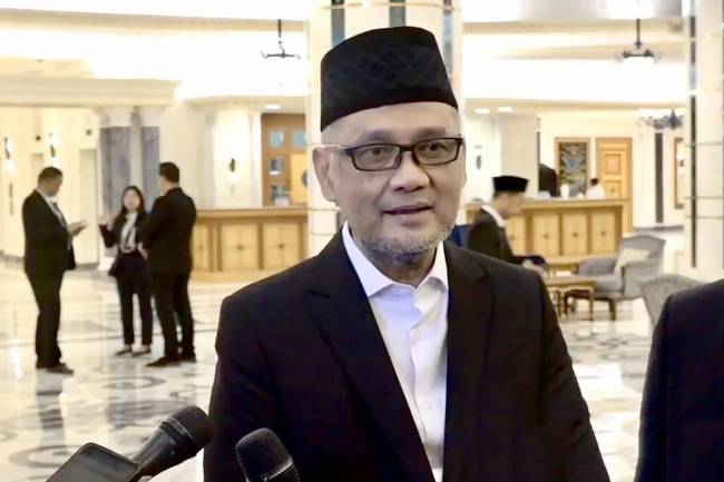 Kepala Badan Penyelenggara Haji (BPH) Mochamad Irfan Yusuf menjawab pertanyaan wartawan saat ditemui pada sela-sela lawatan Presiden Prabowo Subianto di Jeddah, Arab Saudi, Kamis (3/7/2025). (ANTARA/HO-Tim Media Presiden Prabowo Subianto)
