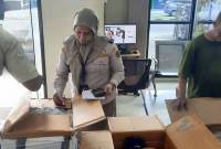 Petugas karantina saat memeriksa fisik sarang burung walet sebelum dikirim ke luar daerah di Banjarbaru, Kalimantan Selatan, Senin (14/7/2025). (ANTARA/HO-Karantina Kalsel)