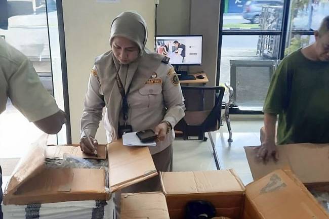 Petugas karantina saat memeriksa fisik sarang burung walet sebelum dikirim ke luar daerah di Banjarbaru, Kalimantan Selatan, Senin (14/7/2025). (ANTARA/HO-Karantina Kalsel)