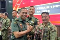 Wakil Asisten Teritorial (Waaster) Kasad Brigjen TNI Taufiq Shobri (kanan depan) mewakili Kepala Staf Angkatan Darat (KSAD) Jenderal TNI Maruli Simanjuntak, menyerahkan penghargaan kepada Bupati Hulu Sungai Tengah, Kalimantan Selatan, Samsul Rizal di Mabes TNI AD, Jakarta, Kamis (10/7/2025). (ANTARA/M Hidyatullah)