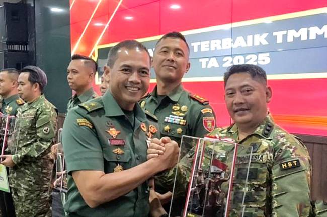 Wakil Asisten Teritorial (Waaster) Kasad Brigjen TNI Taufiq Shobri (kanan depan) mewakili Kepala Staf Angkatan Darat (KSAD) Jenderal TNI Maruli Simanjuntak, menyerahkan penghargaan kepada Bupati Hulu Sungai Tengah, Kalimantan Selatan, Samsul Rizal di Mabes TNI AD, Jakarta, Kamis (10/7/2025). (ANTARA/M Hidyatullah)