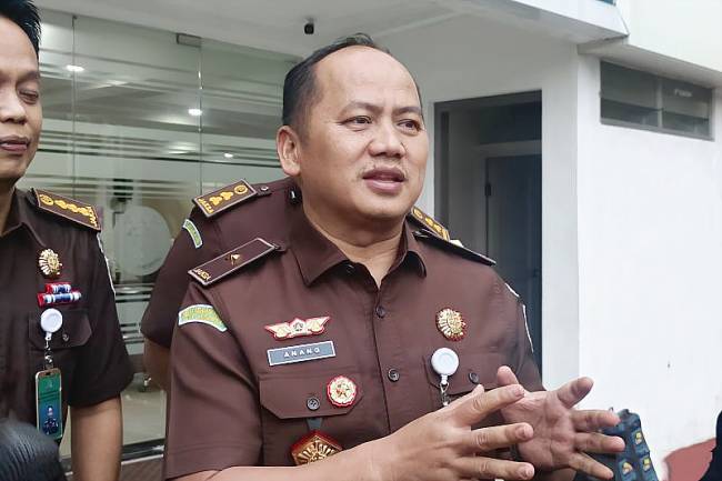 
Kepala Pusat Penerangan Hukum (Kapuspenkum) Kejaksaan Agung Anang Supriatna berbicara dengan awak media di Gedung Kejaksaan Agung, Jakarta, Senin (28/7/2025). (ANTARA/Nadia Putri R)