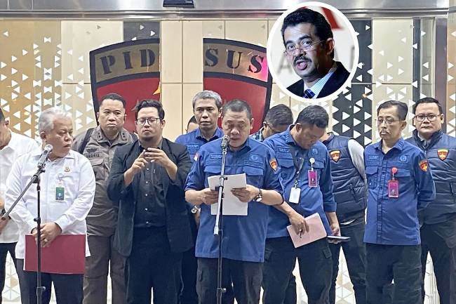 Konferensi pers penetapan sembilan tersangka baru kasus dugaan korupsi tata kelola minyak mentah dan produk kilang di Gedung Bundar Kejaksaan Agung, Jakarta, Kamis (10/7/2025) malam. (Foto inset: tersangka Riza Chalid)  (ANTARA/Fath P Mulya/Screen shot X)