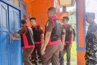 Jajaran Kejaksaan Negeri Kabupaten Pulang Pisau, Kalimantan Tengah saat mengeledah Rumah Dinas Kalaksa BPBD, terkait dugaan korupsi di Pulang Pisau, Senin (30/6/2025). (ANTARA/Dita Marsena)