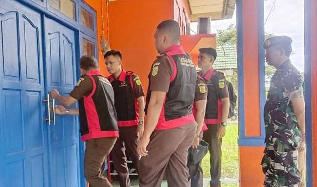 Jajaran Kejaksaan Negeri Kabupaten Pulang Pisau, Kalimantan Tengah saat mengeledah Rumah Dinas Kalaksa BPBD, terkait dugaan korupsi di Pulang Pisau, Senin (30/6/2025). (ANTARA/Dita Marsena)