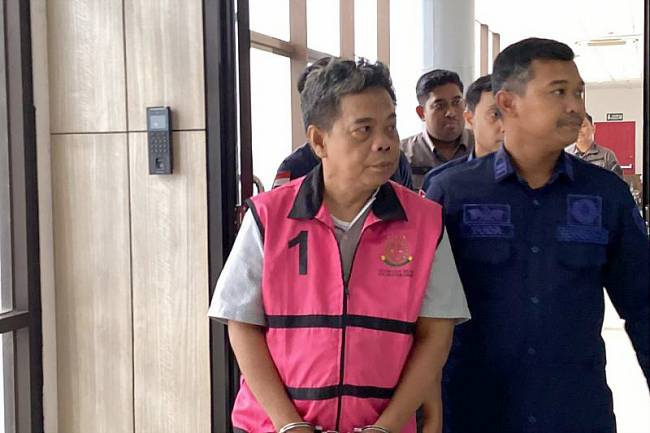 Penahanan tersangka kasus dugaan korupsi dana BUMD Kabupaten Kutai Timur oleh Kejati Kaltim. (ANTARA/HO-Dok Kejati Kaltim)