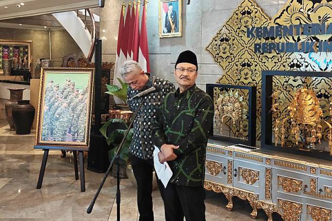 Menteri Sosial Saifullah Yusuf didampingi Wakil Menteri Sosial Agus Jabo menjawab pertanyaan pewarta terkait program Sekolah Rakyat tahap pertama, di Jakarta, Kamis (31/7/2025). (ANTARA/M Riezko Bima EP)