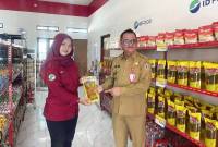 Kepala Dinas Perdagangan Provinsi Kalsel Ahmad Bagiawan (kanan) menunjukkan produk minyak goreng saat peluncuran Koperasi Merah Putih Desa Indrasari di Martapura, Kabupaten Banjar, Kalimantan Selatan, beberapa waktu lalu. (ANTARA/HO-MC Kalsel)