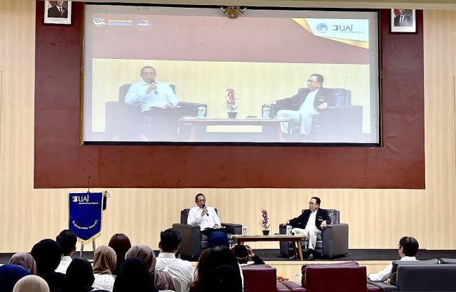 
Kepala Kantor Komunikasi Kepresidenan (PCO) Hasan Nasbi (kiri) berbicara dalam acara diskusi PCO Goes to Campus di Universitas Al Azhar, Jakarta, Senin (30/6/2025). (ANTARA/Genta Tenri M)
