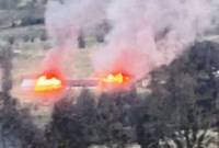 Gedung dan rumah guru SD Pinapa, Distrik Omukia, Kabupaten Puncak dibakar KKB. (ANTARA/HO-Dok Polres Puncak)