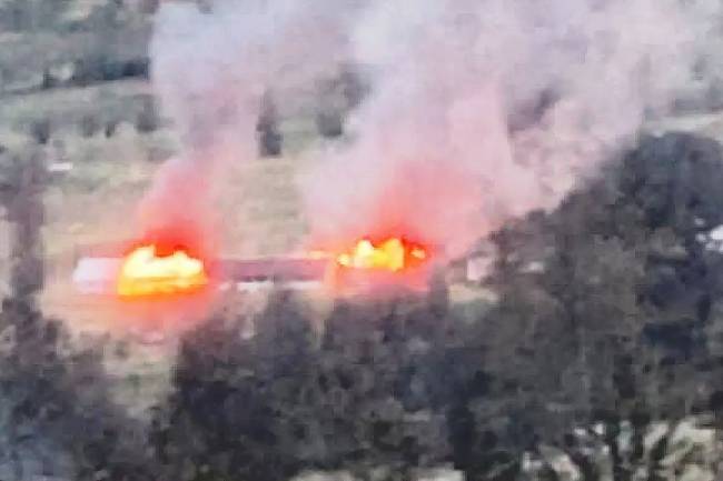 Gedung dan rumah guru SD Pinapa, Distrik Omukia, Kabupaten Puncak dibakar KKB. (ANTARA/HO-Dok Polres Puncak)
