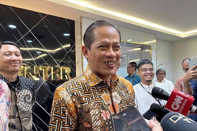 
Menteri LH/Kepala BPLH Hanif Faisol Nurofiq ketika menemui wartawan usai peresmian Waste Crisis Center (WCC) di Kantor KLH/BPLH, Jakarta, Kamis (31/7/2025). (ANTARA/Prisca Triferna)