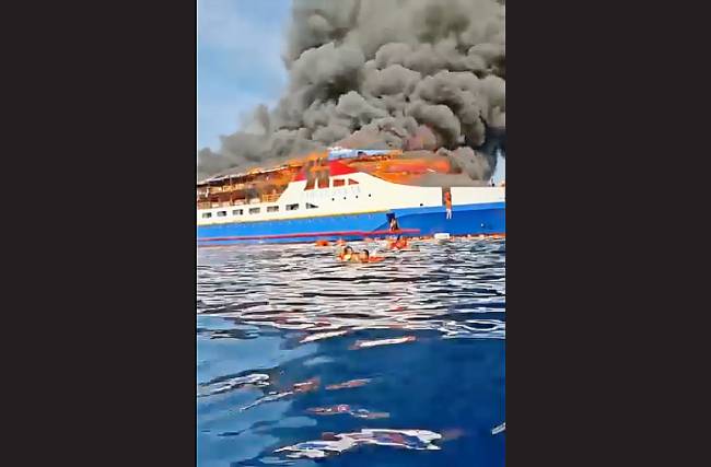 Tangkapan Layar - Kapal Motor (KM) Gregorius Barcelona V yang mengangkut sekitar 280 penumpang mengalami kebakaran di perairan depan Pulau Talise, Minahasa Utara, Sulawesi Utara, Minggu (20/7/2025). (Foto: Istimewa)
