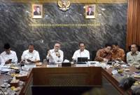 Menko Bidang Pangan Zulkifli Hasan (ketiga kiri) didampingi Menteri BUMN Erick Thohir (ketiga kanan), Mendagri Tito Karnavian (tengah), Menteri Kelautan dan Perikanan Sakti Wahyu Trenggono (kedua kiri), Menteri Desa dan Pembangunan Daerah Tertinggal Yandri Susanto (kiri), Menteri Kesehatan Budi Gunadi Sadikin (kedua kanan), dan Wamen Koperasi Ferry Juliantono (kanan) memberikan keterangan pers usai memimpin Rapat Tingkat Menteri di Kantor Kemenko Bidang Pangan, Jakarta, Selasa (15/7/2025). (ANTARA FOTO/Indrianto Eko S)