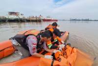 Tim SAR saat berupaya mengangkat korban tenggelam di Sungai Mahakam, wilayah Kukar, Senin (28/7/2025). (ANTARA/HO-SAR Samarinda)