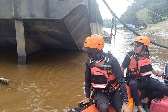 Tim SAR gabungan yang terlibat dalam operasi pencarian korban tenggelam akibat kecelakaan taksi motor di Sungai Barito wilayah di Desa Luwe Hulu mengakhiri pencarian pada hari ke-7 tanpa menemukan korban yang masih hilang, Senin (14/7/2025). (ANTARA/HO-BPBD Barito Utara)
