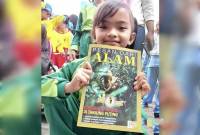 Foto Ilustrasi - Salah seorang murid memperlihatkan bahan bacaan berisi pengetahuan tentang lingkungan. (ANTARA/Norjani)