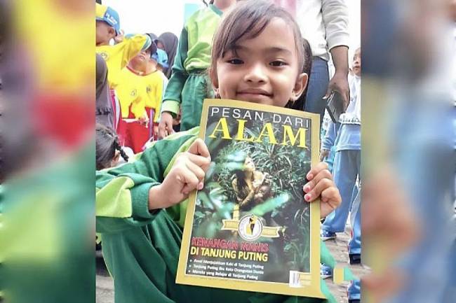 Foto Ilustrasi - Salah seorang murid memperlihatkan bahan bacaan berisi pengetahuan tentang lingkungan. (ANTARA/Norjani)