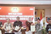 Ketua KPU Kalsel Andi Tenri Sompa menyerahkan berita acara penetapan PDPB pada semester 1 tahun 2025 tingkat Provinsi Kalsel kepada anggota Bawaslu Kalsel Thessa Aji Budiono. (ANTARA/Firman)