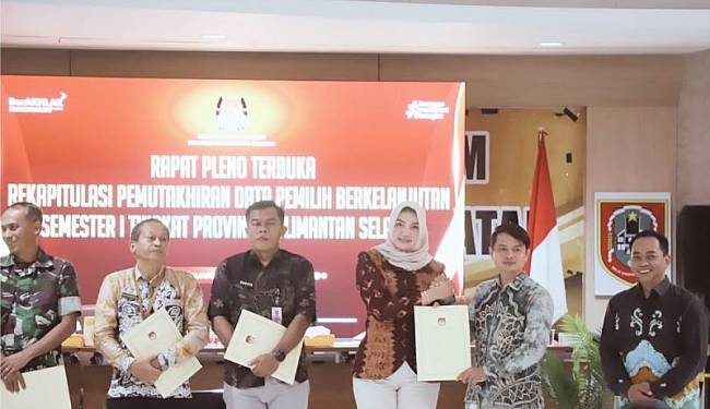 Ketua KPU Kalsel Andi Tenri Sompa menyerahkan berita acara penetapan PDPB pada semester 1 tahun 2025 tingkat Provinsi Kalsel kepada anggota Bawaslu Kalsel Thessa Aji Budiono. (ANTARA/Firman)