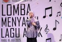 Salah satu peserta mengikuti perlombaan menyanyikan lagu anak bahasa Banjar yang digelar Unit Pelaksana Teknis Daerah (UPTD) Taman Budaya Provinsi Kalimantan Selatan (Kalsel) di Banjarmasin, Rabu (16/7/2025). (ANTARA/HO-Medcen Kalsel)