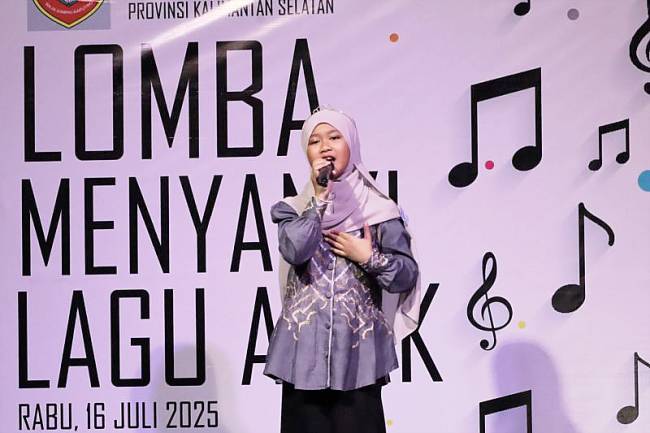 Salah satu peserta mengikuti perlombaan menyanyikan lagu anak bahasa Banjar yang digelar Unit Pelaksana Teknis Daerah (UPTD) Taman Budaya Provinsi Kalimantan Selatan (Kalsel) di Banjarmasin, Rabu (16/7/2025). (ANTARA/HO-Medcen Kalsel)