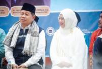 Ketua Panitia Penyelenggara Ibadah Haji (PPIH) Debarkasi Banjarmasin, Kalsel H Muhammad Tambrin didampingi istri saat menyambut kedatangan jamaah haji Kloter 13 atau Kloter terakhir Debarkasi Banjarmasin tiba di Tanah Air di Asrama Haji Banjarbaru, Selasa (8/7/2025). (ANTARA/HO-PPIH Dembarkasi Banjarmasin Kalsel)
