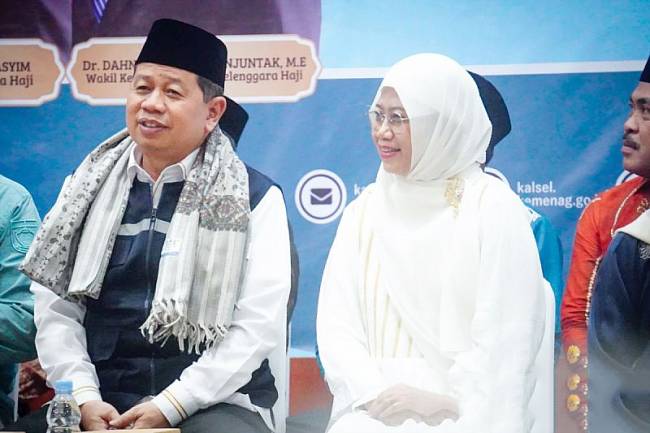 Ketua Panitia Penyelenggara Ibadah Haji (PPIH) Debarkasi Banjarmasin, Kalsel H Muhammad Tambrin didampingi istri saat menyambut kedatangan jamaah haji Kloter 13 atau Kloter terakhir Debarkasi Banjarmasin tiba di Tanah Air di Asrama Haji Banjarbaru, Selasa (8/7/2025). (ANTARA/HO-PPIH Dembarkasi Banjarmasin Kalsel)