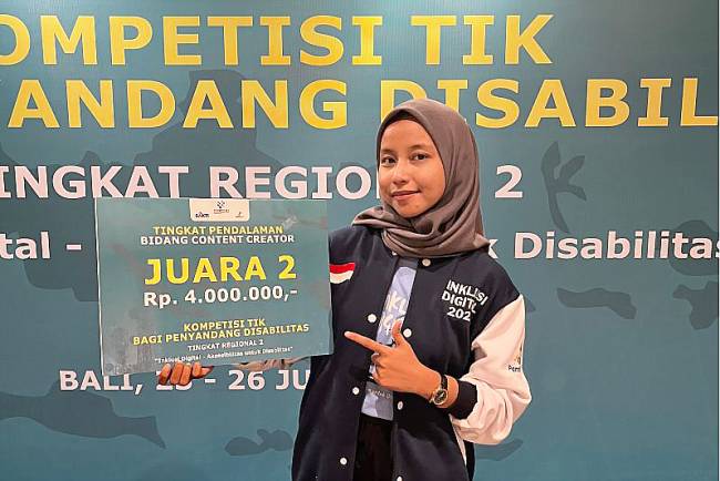 Mahasiswi Program Studi Bisnis Digital, Fakultas Bisnis dan Informatika (FBI), Universitas Muhammadiyah Palangkaraya (UMPR) Adhelwis Sekar Risdayanti meraih juara dua pada kompetisi TIK khusus bagi penyandang disabilitas tingkat Regional II. (ANTARA/HO-Humas UMPR)