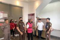 
Mantan Penjabat (Pj) Wali Kota Singkawang berinisial S saat dipindah ke Lapas Singkawang, Kamis (10/7/2025) siang. (ANTARA/Narwati)