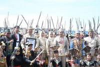 Gubernur Kalimantan Tengah Agustiar Sabran dan Bupati Pulang Pisau Ahmad Rifa’i bersama penari Tari Mandau kolosal di Stadion HM Sanusi Pulang Pisau, Rabu (2/7/2025). (ANTARA/Dita Marsena)