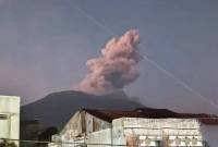 Gunung Marapi di Kabupaten Agam Provinsi Sumatera Barat meletus pada Jumat sore (18/7/2025). (ANTARA/HO-Tagana Padang Panjang)