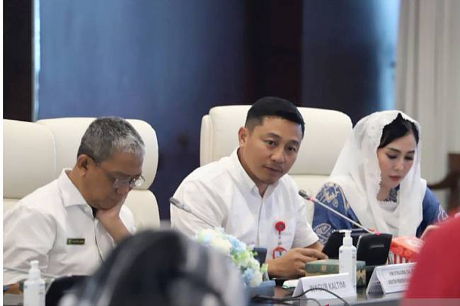 Asisten I Bidang Pemerintahan dan Kesejahteraan Rakyat Setdaprov Kaltim, HM Syirajuddin bersama kepala Dinas pada rapat finalisasi Puncak Peringatan Hari Kesatuan Gerak (HKG) ke-53 dan Rapat Kerja Nasional (Rakernas) X PKK Tahun 2025. (ANTARA/HO-Diskominfo)