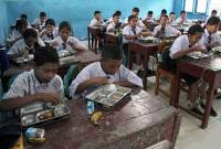 Sejumlah siswa menyantap paket makanan bergizi gratis di SMP Negeri 2 Berastagi, Karo, Sumatera Utara, Rabu (16/7/2025). Badan Gizi Nasional (BGN) bersama yayasan Agro Citra Simalem Lestari meluncurkan program Makan Bergizi Gratis (MBG) dengan menyasar 3.400 siswa dari 7 sekolah di kawasan Kota Berastagi untuk meningkatkan kualitas gizi pelajar di daerah tersebut. (ANTARA FOTO/Fransisco Carolio)
