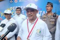 Menteri Pendidikan Dasar dan Menengah (Mendikdasmen) Abdul Mu'ti melakukan tanya jawab dengan media usai membuka peringatan Hari Anak Nasional di SD Islam Ruhama Labs School of Uhamka Ciputat, Kota Tangerang Selatan, Provinsi Banten pada Rabu (23/7/2025). (ANTARA/Hana Kinarina)