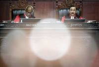 Ketua Mahkamah Konstitusi (MK) Suhartoyo (kanan) bersama Wakil Ketua Mahkamah Konstitusi Saldi Isra (kiri) memimpin sidang putusan Pengujian Materiil Undang-Undang tentang Pilkada dan Pengujian Materiil Undang-Undang tentang Mahkamah Konstitusi di Gedung MK, Jakarta, Rabu (30/7/2025). (ANTARA/Fauzan)